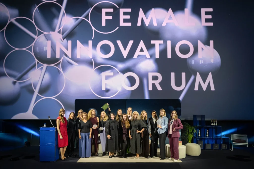 Start-ups, Speakerinnen, Sandra-Stella Triebl und Moderatorin Sunnie Groeneveld gemeinsam auf der Bühne des Female Innovation Forum 2026 in Zürich.