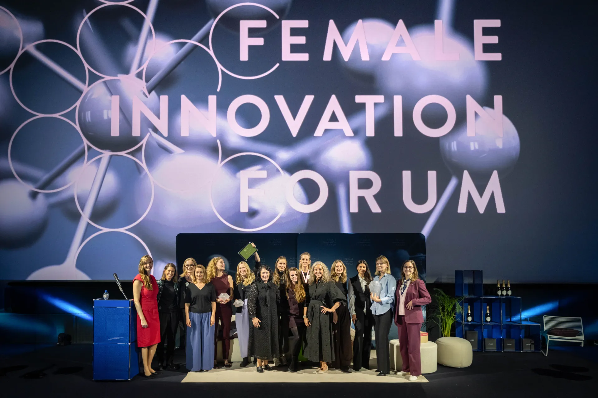 Start-ups, Speakerinnen, Sandra-Stella Triebl und Moderatorin Sunnie Groeneveld gemeinsam auf der Bühne des Female Innovation Forum 2026 in Zürich.