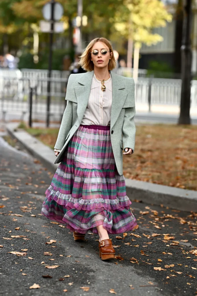 Playful Combinations – kreative Kombinationen verschiedener Farben, Muster und Stilrichtungen als Street-Style-Trend 2026, fotografiert von Yvonne Aeberhard Stutz während der Fashion Weeks in Mailand und Paris.