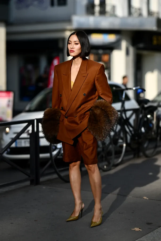 Faux Fur Accents als Street-Style-Trend 2026, fotografiert von Yvonne Aeberhard Stutz während der Fashion Weeks in Mailand und Paris.