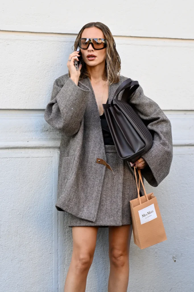 The Short Skirt Suit – elegante Kostüme mit kurzen Röcken als Street-Style-Trend 2026, fotografiert von Yvonne Aeberhard Stutz während der Fashion Weeks in Mailand und Paris.