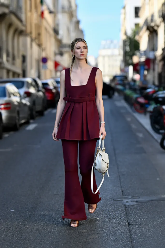 Bordeaux Monochrome – monochrome Outfits in tiefen Bordeaux- und Burgundertönen als Street-Style-Trend 2026, fotografiert von Yvonne Aeberhard Stutz während der Fashion Weeks in Mailand und Paris.